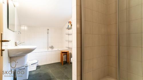 布赖滕Haus Cotton 4.5 Room Apartment的带淋浴和盥洗盆的浴室