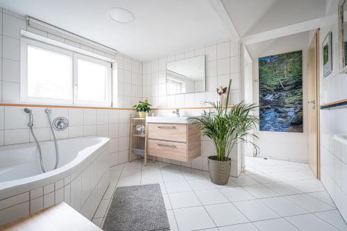德累斯顿Ferienwohnung Sillack的白色的浴室设有浴缸和水槽。
