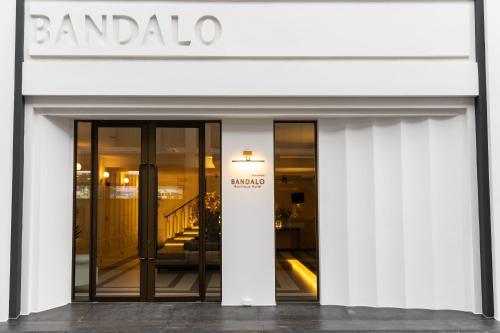 芭东海滩Bandalo Boutique Hotel的一座有读熊猫的标志的建筑