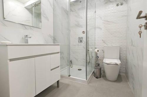 里斯本Jerónimos Apartments best place in Lisbon - 1º D的带淋浴和卫生间的白色浴室