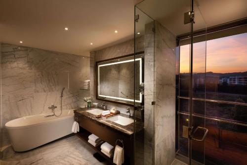 克拉克Hilton Clark Sun Valley Resort的带浴缸、水槽和淋浴的浴室