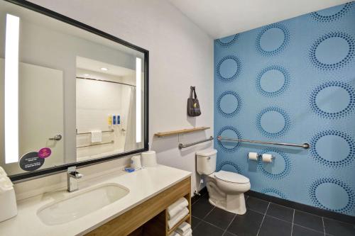 科珀斯克里斯蒂Tru By Hilton Corpus Christi South Padre Island Dr的一间带水槽、卫生间和镜子的浴室