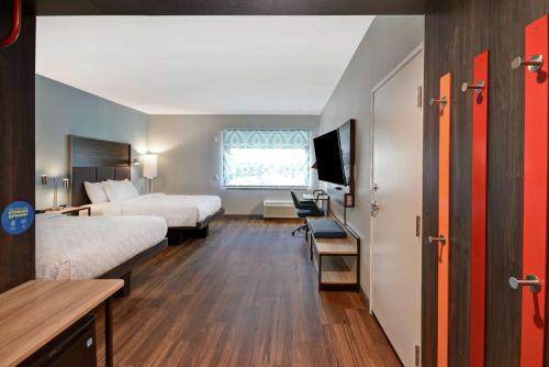 科珀斯克里斯蒂Tru By Hilton Corpus Christi South Padre Island Dr的酒店客房设有两张床和窗户。