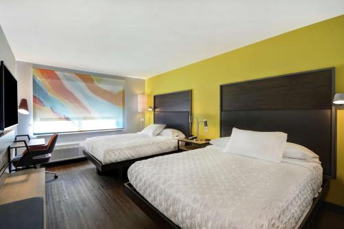 梅森Tru By Hilton Mason King's Island的酒店客房设有两张床和窗户。