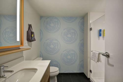 梅森Tru By Hilton Mason King's Island的浴室配有卫生间、盥洗盆和淋浴。