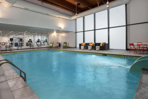 拉皮德城Hampton Inn & Suites Rapid City Rushmore, SD的大楼里一个蓝色的大泳池
