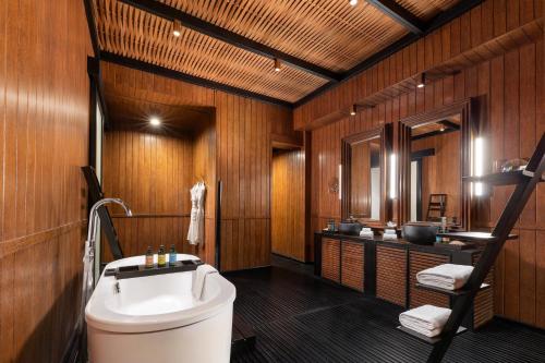 哈夫洛克岛Taj Exotica Resort & Spa, Andamans的一间带卫生间和水槽的浴室