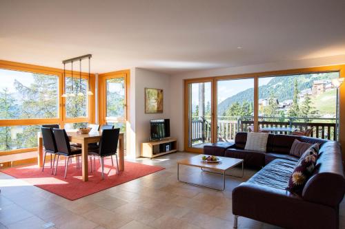 利德阿尔卑斯Haus Bella Vista的客厅配有沙发和桌子