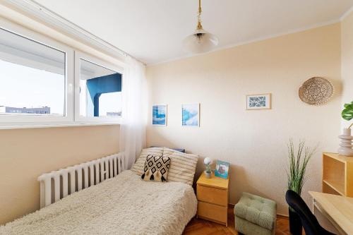格但斯克Apartament 2 pokoje blisko morza 1000 metrów w Gdańsku的一间小卧室,配有床和窗户