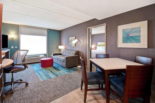玛丽埃塔市Home2 Suites By Hilton Atlanta Marietta, Ga的酒店客房设有桌椅和客厅。