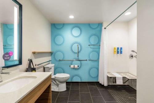 赫尔希Tru By Hilton Hershey Chocolate Avenue的一间带卫生间和蓝色墙壁的浴室