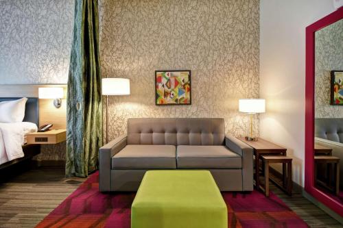 富尔顿戴尔Home2 Suites By Hilton Birmingham/Fultondale, Al的酒店客房设有一张沙发和一张床