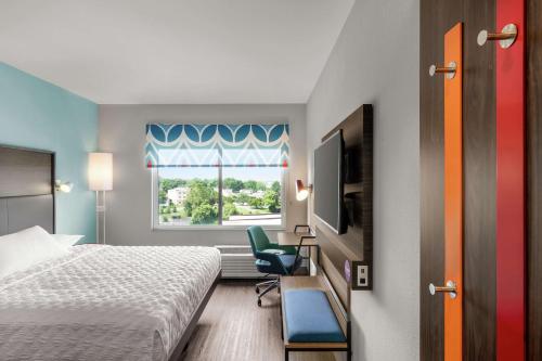 赫尔希Tru By Hilton Hershey Chocolate Avenue的酒店客房设有床和窗户。