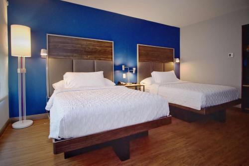 俄克拉何马城Tru By Hilton Oklahoma City Nw Expressway的蓝色墙壁客房的两张床