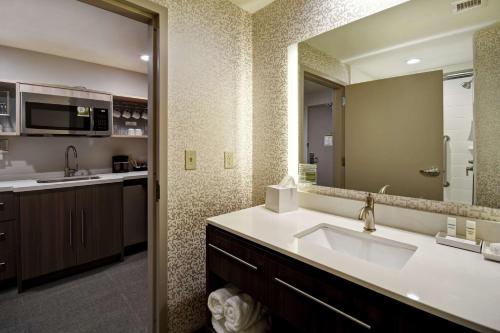 富尔顿戴尔Home2 Suites By Hilton Birmingham/Fultondale, Al的一间带水槽和大镜子的浴室