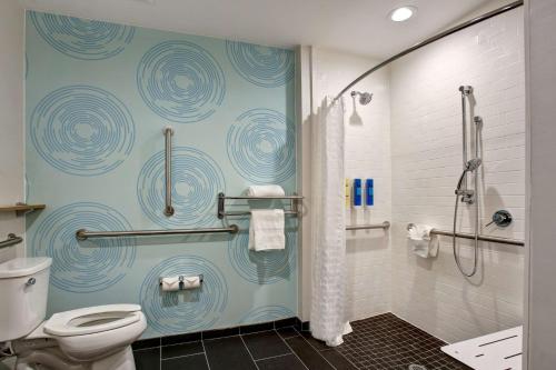 大草原城Tru By Hilton Grand Prairie的一间带卫生间和淋浴间的浴室