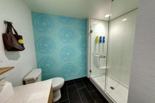 乔治城Tru By Hilton Georgetown的一间带卫生间和玻璃淋浴间的浴室