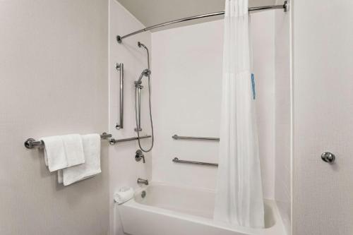 休斯顿休斯敦霍比机场希尔顿恒庭酒店的带淋浴、浴缸和卫生间的浴室