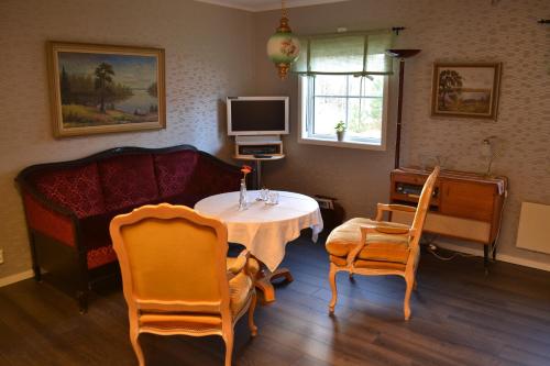 KisaFöllingen Hotell的客厅配有沙发和桌椅