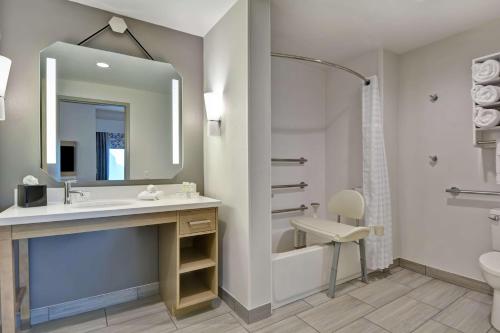 林奇堡Homewood Suites By Hilton Lynchburg的一间带水槽、淋浴和卫生间的浴室