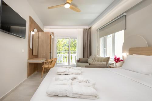 干尼亚Epavli Grace Hotel的白色卧室配有一张带白色毯子的大床