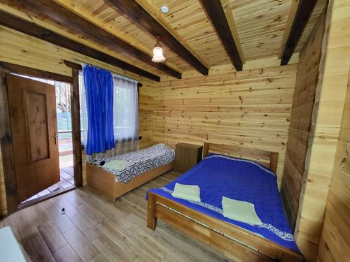 SzackБаза відпочинку Діана的小木屋卧室设有床和窗户