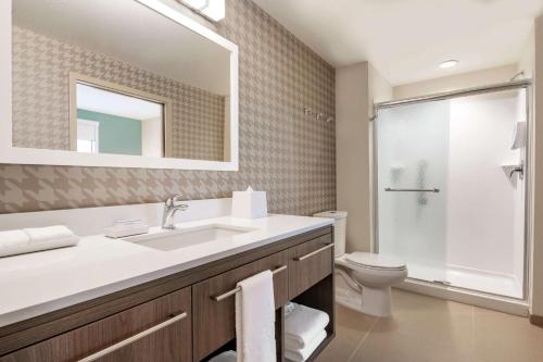 格里斯Home2 Suites By Hilton Rochester Greece的一间带水槽、卫生间和镜子的浴室