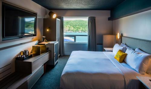 圣约翰斯DoubleTree by Hilton St. John's Harbourview的酒店客房设有一张大床和一台电视。