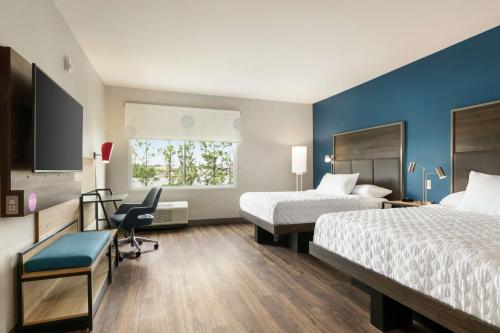 朗维尤Tru By Hilton Longview的酒店客房配有两张床和一张书桌
