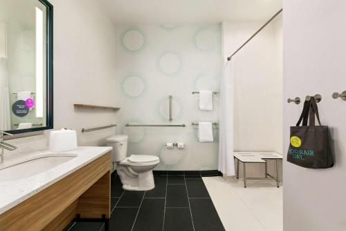 朗维尤Tru By Hilton Longview的浴室配有卫生间、盥洗盆和淋浴。