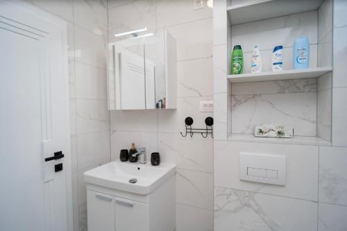 莫斯塔尔Villa Zulfikar的白色的浴室设有水槽和镜子