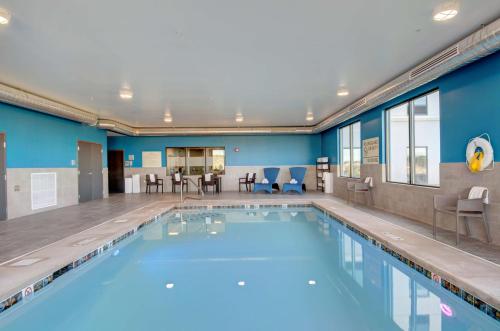 波特兰Hampton Inn & Suites Portland West的大楼内一个带桌椅的游泳池
