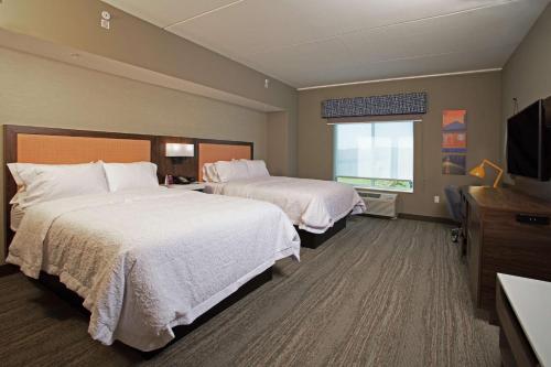 KutztownHampton Inn & Suites Kutztown, Pa的酒店客房设有两张床和电视。