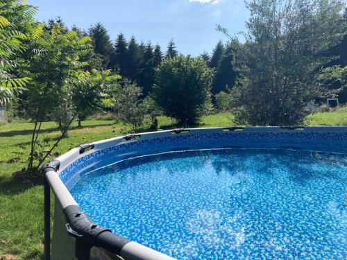 Le LindoisAu Pré Fleuri Eco Glamping的庭院里的一个蓝色的大游泳池