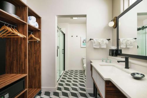 基韦斯特Hampton Inn Key West FL的浴室铺有黑白格子地板。