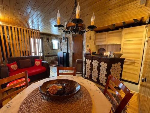 扎布利亚克NV Mountain House的客厅配有桌子和沙发