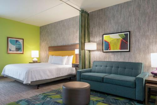 比弗克里克Home2 Suites By Hilton Dayton/Beavercreek, Oh的酒店客房,配有床和沙发