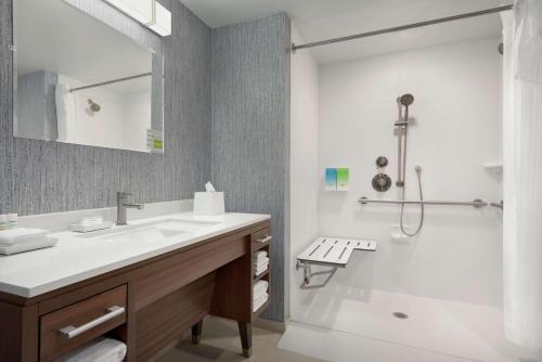 比弗克里克Home2 Suites By Hilton Dayton/Beavercreek, Oh的一间带水槽和淋浴的浴室