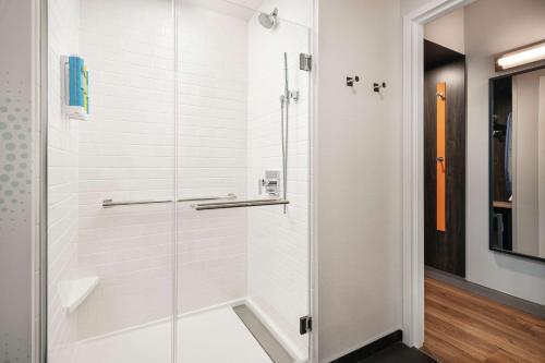 丹佛Tru By Hilton Denver Downtown Convention Center的浴室里设有玻璃门淋浴