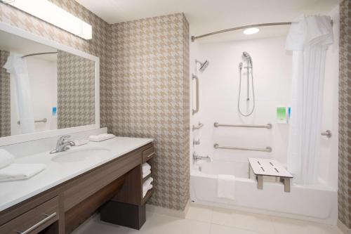 奥马哈Home2 Suites By Hilton Omaha Un Medical Ctr Area的带浴缸、水槽和淋浴的浴室
