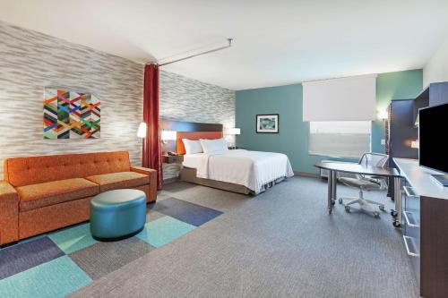阿比林Home2 Suites By Hilton Abilene, TX的酒店客房,配有床和沙发