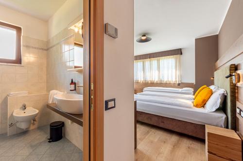 齐亚诺迪菲耶姆梅Suàn Hotel的客房内的浴室设有床和水槽