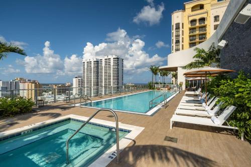 西棕榈滩Canopy West Palm Beach - Downtown的建筑物屋顶上的游泳池