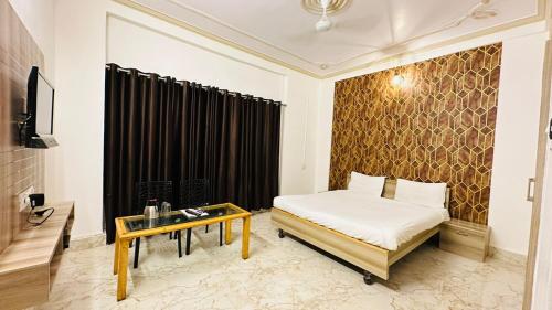 瓦拉纳西Hotel Varanasi Palace的卧室配有一张床和一张桌子