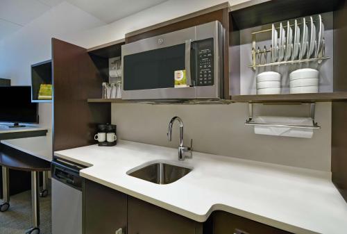 罗维莎Home2 Suites By Hilton Lawrenceville Atlanta Sugarloaf, Ga的厨房配有水槽和微波炉