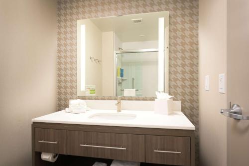 肯尼索Home2 Suites By Hilton Atlanta Nw/Kennesaw, Ga的一间带大镜子的盥洗盆的浴室