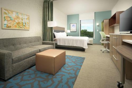 肯尼索Home2 Suites By Hilton Atlanta Nw/Kennesaw, Ga的酒店客房设有一张沙发和一张床