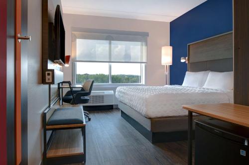 哥伦比亚Tru By Hilton Columbia Greystone的酒店客房设有床和窗户。