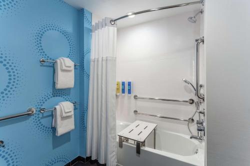 维斯塔Tru By Hilton Binghamton Vestal的带淋浴、盥洗盆和卫生间的浴室