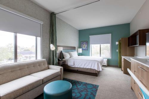查尔斯顿Home2 Suites By Hilton Charleston Daniel Island, Sc的酒店客房,配有床和沙发